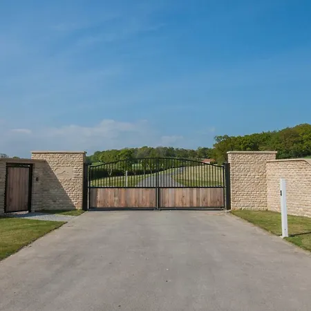 High Oaks Grange - * 피커링